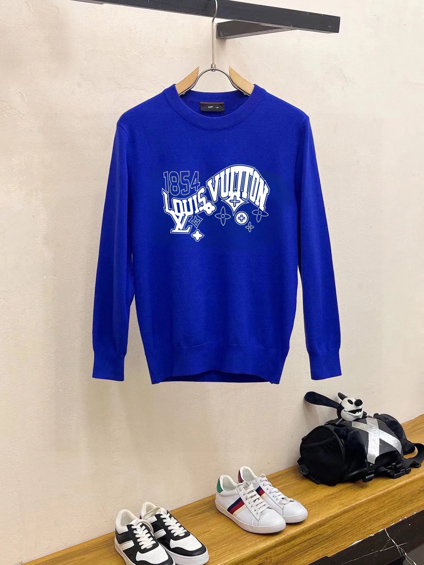 🅿️240 【LV Louis Vuitton】Autumn and winter classic round neck pullover sweater, in full condition! ! ! Wool blended fabric, the latest model in 2025, golden ratio! ! Slim-fitting soft gold, versatile and practical item, the combination and practicality are extremely powerful, simple and elegant, and classy! To create your own style, it is highly recommended to buy it in two colors. The standard slim fit tailoring process is suitable for both young and old men. It is knitted from wool and will not cause any discomfort! While keeping warm, it is stylish, textured and wearable, and the classic logo with contrasting colors on the chest feels in place! ! Recommended for regular customers! ! Size M-3XL (maximum wear: 190 pounds)